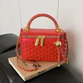 Borsa box rossa con borchie, tracolla a catena dorata e fibbia a sfera in metallo - Rosso