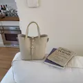 Sac seau blanc cassé en cuir grainé avec sangle décorative et boucles métalliques - Sans Pendentif / Blanc Cassé