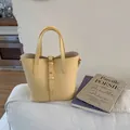 Sac seau en cuir grainé jaune clair avec poignées et détail de boucle métallique chic - Sans Pendentif / Jaune
