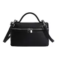 Petit sac à bandoulière carré pour femme en cuir litchi noir avec finitions argentées - Noir sans Pendentif