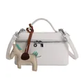 Sac à bandoulière en cuir blanc avec poignée et breloque décorative en cuir de cheval - Blanc Avec Pendentif