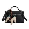 Sac à main noir avec motif litchi, charm de cheval coloré et fermeture éclair argentée - Noir Avec Pendentif
