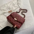 Sac bandoulière bordeaux matelassé avec chaîne dorée et fermoir pivotant sur fond blanc - Rouge