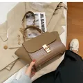 Detail der zweifarbigen Krokodil- und Matt-Struktur der Tasche mit Goldverschluss - Khaki