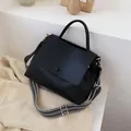 Minimalistische schwarze PU-Lederhandtasche mit dekorativem gewebtem Schultergurt - Schwarz