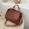 Handtasche in Retro-Braun aus PU-Leder mit geometrischem Gurt und minimalistischem Design - Braun