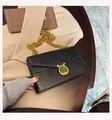 Borsa a tracolla in pelle nera con chiusura a arpa dorata vintage e tracolla a catena - Nero