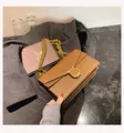 Borsa a tracolla marrone in similpelle con fibbia ad arpa e catena dorata - Marrone