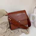 Bruine schoudertas van leer met krokodillenprint en brede riem voor dames - Karamel