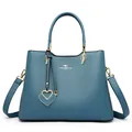 Blauwe handtas met litchi-patroon, gouden hart hanger en verstelbare schouderband - Blauw