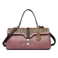 Retro-Kissentasche in Mauve mit Blumenprägung, braunen Griffen und Drehverschluss - Lila