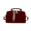 Vintage bordeauxmatte Wildleder-Boston-Tasche mit braunen Griffen und Schultergurt - Burgunderrot