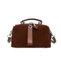 Dunkelbraune matte Wildleder Boston Tasche mit Ledergriffen und silbernen Metallbeschlägen - Kaffeebraun