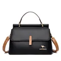 Elegante borsa in pelle nera e marrone con trama litchi e logo a canguro dorato - Nero