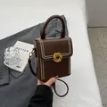 Borsa a tracolla in pelle PU marrone scuro con chiusura girevole dorata e dettagli rivetti - Marrone