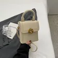 Piccola borsa quadrata bianco crema con chiusura a nodo dorato e tracolla sottile - Bianco Sporco