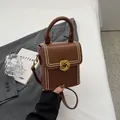 Borsa a tracolla retrò marrone scuro con borchie dorate e chiusura a girello in metallo - Marrone