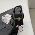 Borsa a mano retrò nera con fibbia a nodo dorato e dettagli con borchie in metallo - Nero