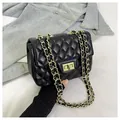 Detail der klassischen schwarzen Stepptasche mit goldener Kette und Drehverschluss - Schwarz