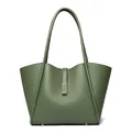 Sac seau vert foncé avec texture en cuir grainé et détails en métal doré - Vert