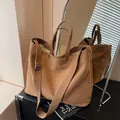 Bolso tote de lona marrón con correas ajustables y gran capacidad para uso diario - Marrón