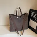 Bolso tote de lona marrón café con correa ancha ajustable y remaches para el trabajo - Café