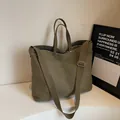 Bolso tote grande de lona verde oliva con correa ajustable y estilo minimalista - Verde