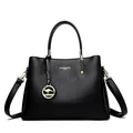 Bolso de mano elegante en cuero granulado negro para mujer con herrajes dorados y logo - Negro