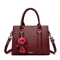Élégant sac cabas en cuir bordeaux avec un joli charm d'ours et une bandoulière - Rouge