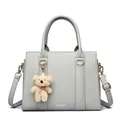 Sac fourre-tout gris clair en cuir avec breloque ours et bandoulière réglable - Gris