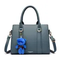 Sac cabas en cuir grainé bleu foncé avec détails dorés et un charme d'ours en peluche - Bleu