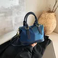 Bolso Boston de retazos de denim con asas de cuero oscuro y herrajes dorados - Azul Profundo Con Azul Claro