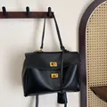 Borsa a spalla retrò in pelle nera con chiusure dorate vintage per il pendolare quotidiano - Grande / Nero