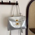 Borsa tote argento metallizzato con fibbie dorate e tracolla dal design minimalista - Grande / Argento