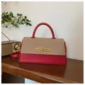 Handtasche in Rot und Beige aus Leder mit goldenem Kettenverschluss und Gurt - Burgunderrot