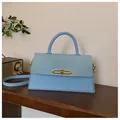 Hellblaue Umhängetasche mit Denim-Einsätzen und elegantem goldfarbenem Metallschloss - Himmelblau