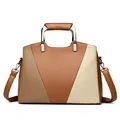 Elegante bolso de cuero tricolor en marrón, beige y canela con asa metálica superior - Marrón Amarillento
