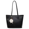 Bolso tote grande negro con letras doradas y colgante de peluche blanco en fondo blanco - Negro