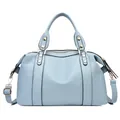 Détail du sac Boston en cuir bleu clair à motif litchi avec ferrures dorées - Bleu clair