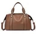 Détail du sac Boston marron motif litchi avec clous dorés et double poignée - Marron