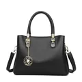 Schwarze Handtasche mit Litschi-Muster, goldenem Rosenanhänger und Umhängeriemen - Schwarz Handtasche