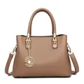 Braune Handtasche aus Leder mit goldener Hardware und Kamelienblüten-Anhänger - Khaki Handtasche