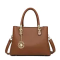 Braune Tragetasche mit Litschi-Struktur, goldener Blumen-Anhänger und Schultergurt - Braune Handtasche