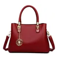 Rote Handtasche mit Litschi-Muster, goldenem Rosenanhänger und abnehmbarem Gurt - Burgunder Handtasche