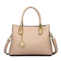 Schicke beige Handtasche in Lederoptik mit Kamelien-Anhänger und goldenen Beschlägen - Beige Handtasche