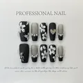 Handgefertigte Press-on Nails mit 3D-Blumen, Perlen und metallischen Bärencharm - L