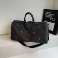 Grand sac de voyage en toile noire avec broderies cerises et bandoulière réglable - Noir