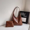 Conjunto de bolso tote retro de cuero PU marrón con estuche a juego en fondo blanco - Juego de 2 piezas (bolso tote + neceser interior) / Marrón