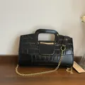 Sac à main noir à motif crocodile avec bandoulière chaîne dorée et poignée - Noir