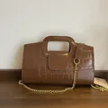 Petit sac carré marron à motif croco brillant avec bandoulière chaîne dorée chic - Marron